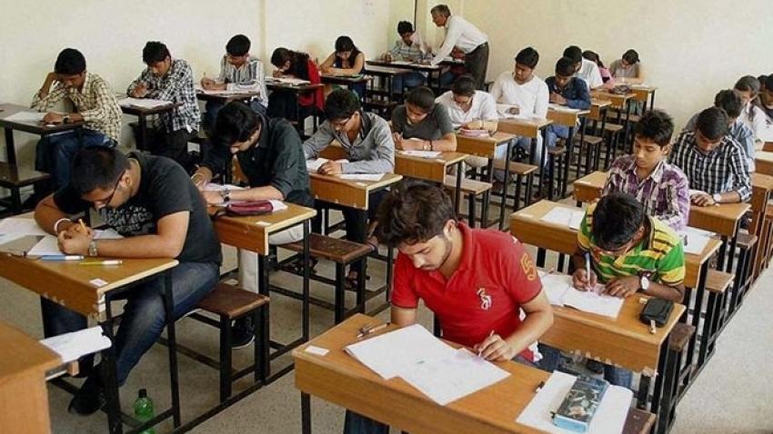 Students writing the JEE Mains Exam, vidyalai